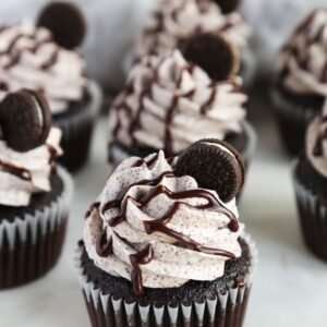 Muffins Oreo rellenos con fudge de chocolate
